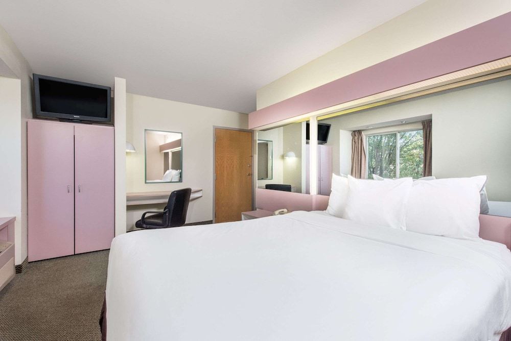 Knights Inn Allentown Basic Room, 1 Queen Bed 3