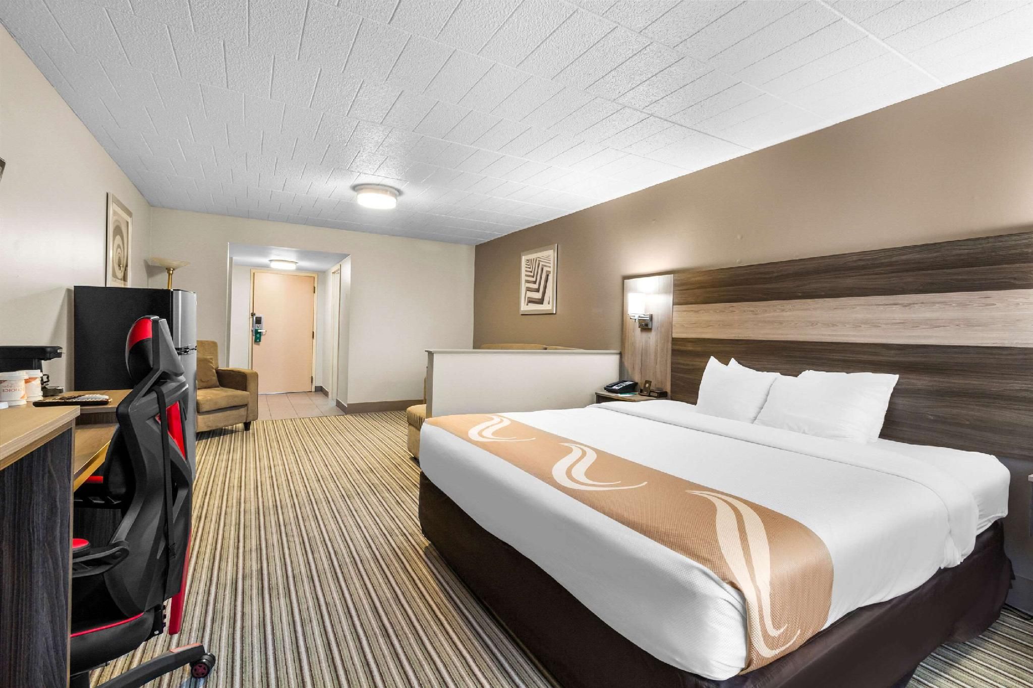 1 King Bed, Suite, Nonsmoking