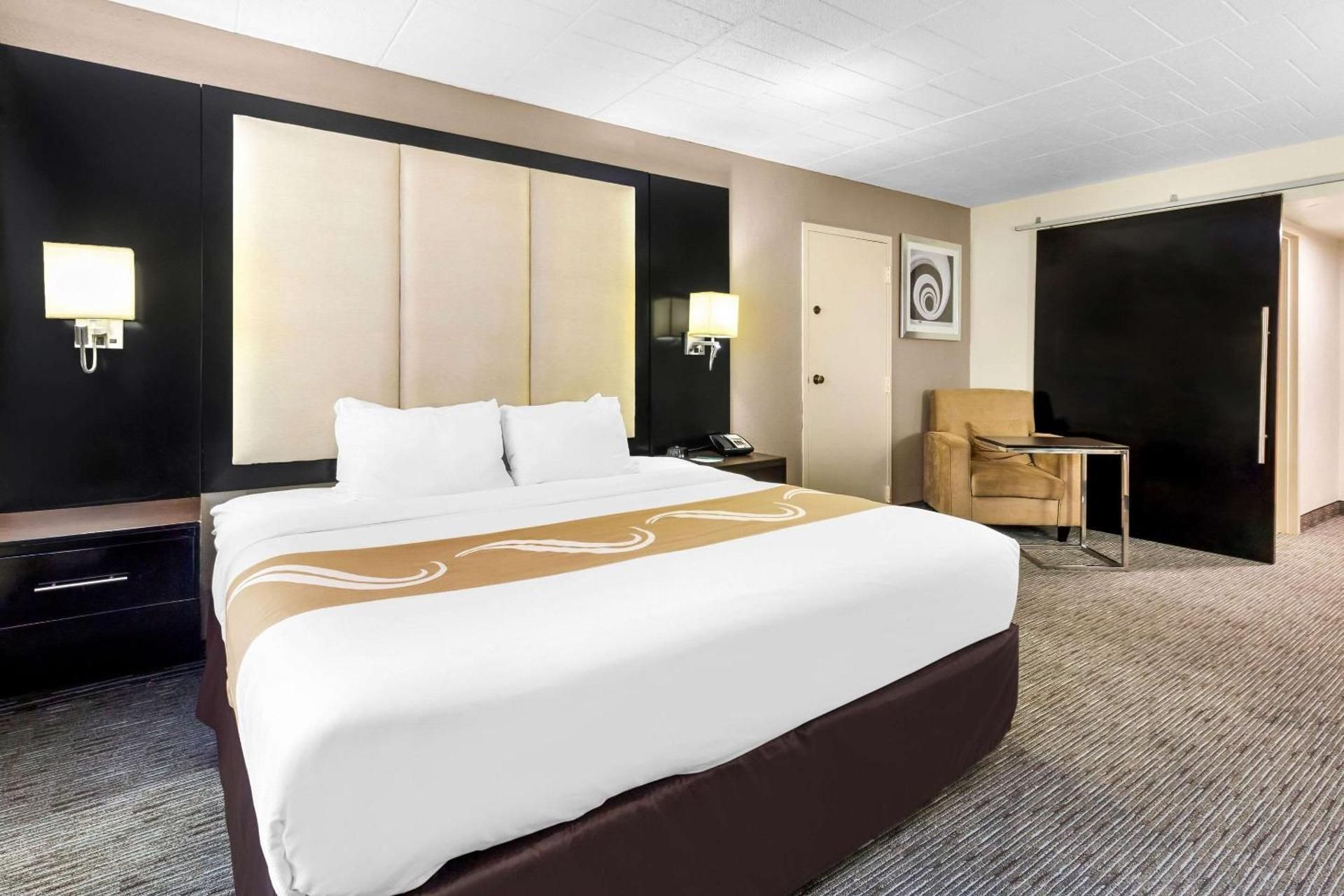 1 King Bed, Nonsmoking