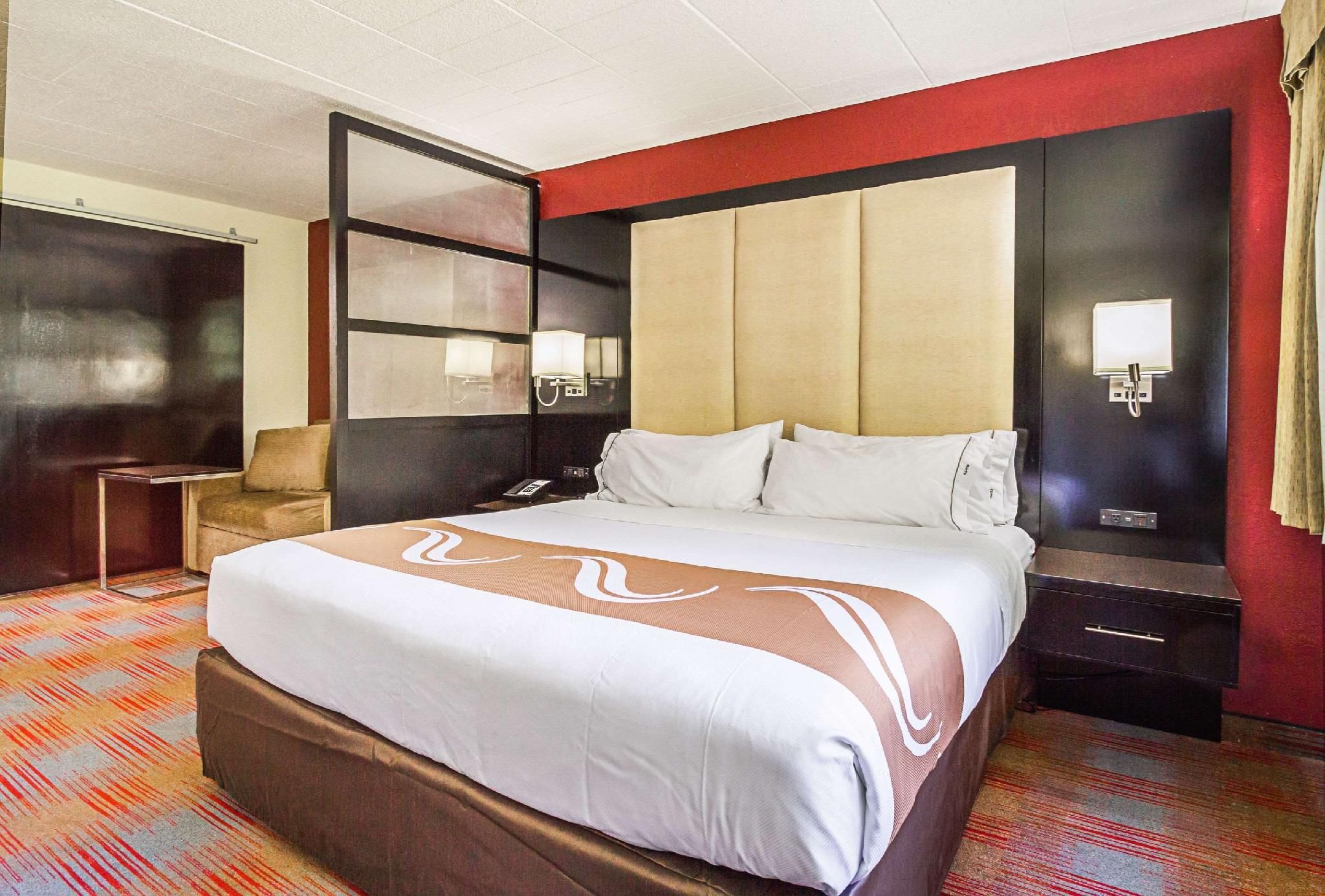 1 King Bed, Nonsmoking, Accessible