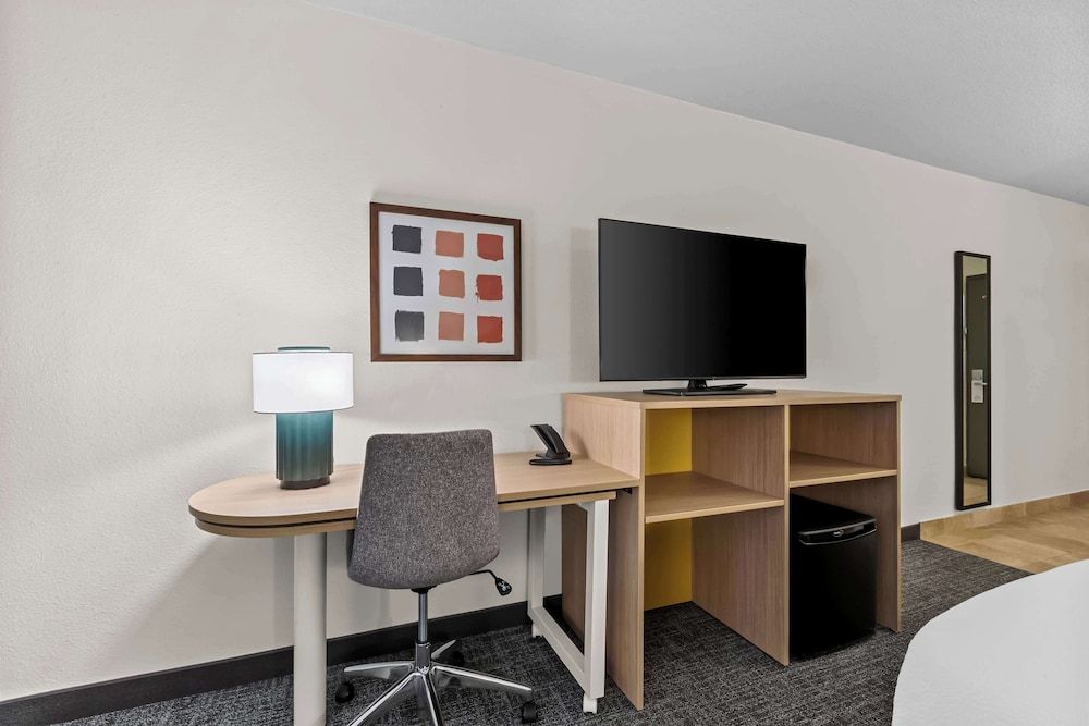 Spark by Hilton Bensalem Philadelphia Room, 1 King Bed 4