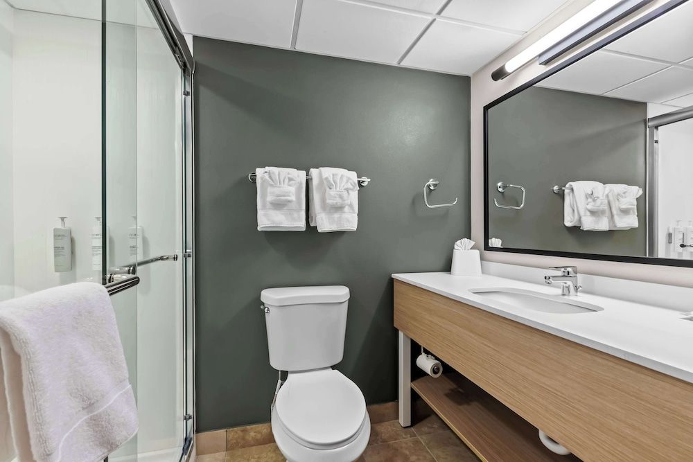 Spark by Hilton Bensalem Philadelphia Room, 1 King Bed 3