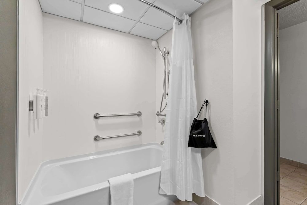 Spark by Hilton Bensalem Philadelphia Room, 2 Queen Beds, Accessible, Bathtub (Mobility & Hearing) 3