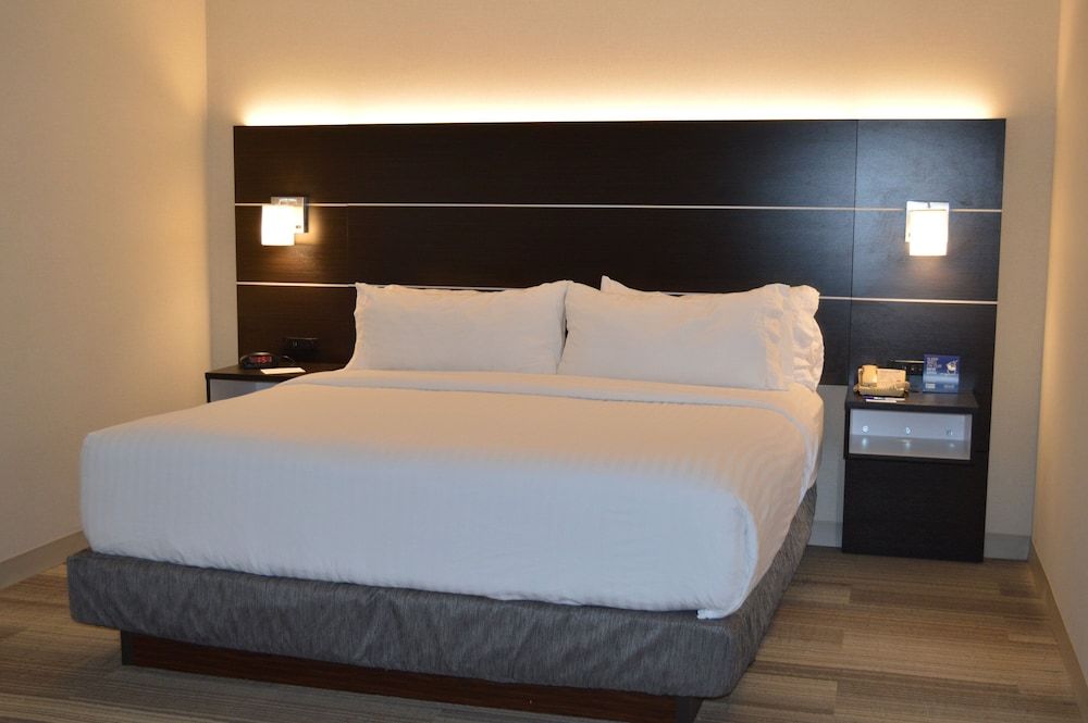 Standard Room, 1 King Bed, Accessible (Communications, Mobility, Access Tub)