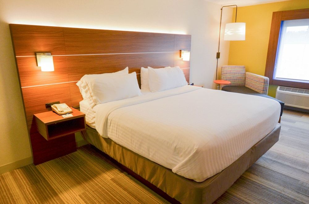 Standard Room, 1 King Bed, Accessible (Mobility, Roll-In Shower)