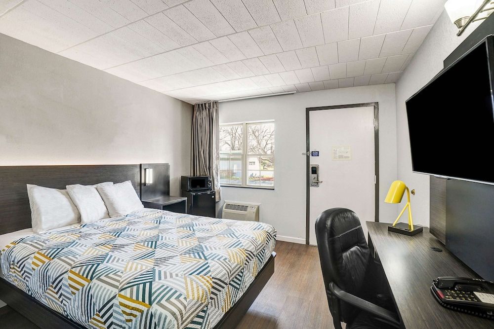 Standard Room, 1 Queen Bed, Smoking, Refrigerator & Microwave