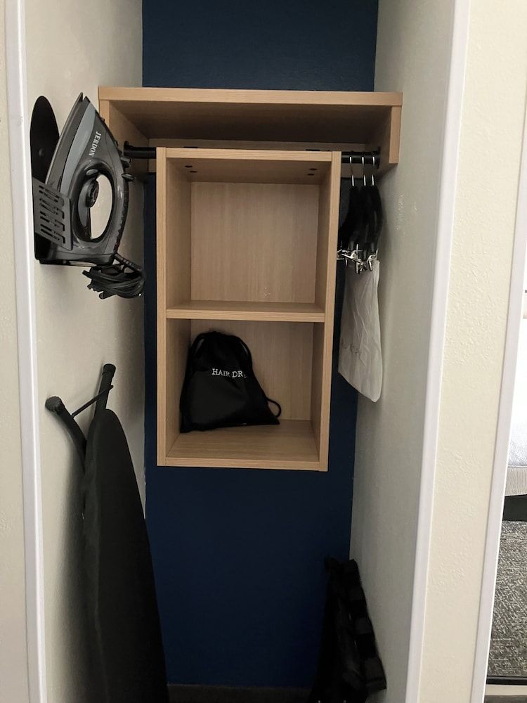 Spark by Hilton Clarks Summit Room, 1 Queen Bed, Accessible (Mobility, Roll-In Shower) 7