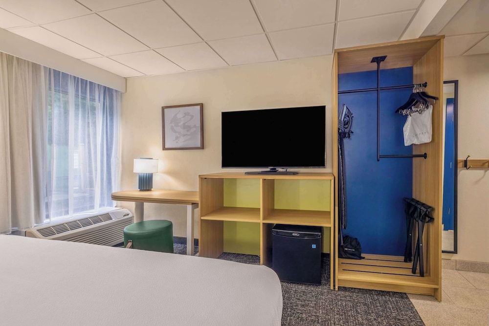 Spark by Hilton Clarks Summit Room, 1 King Bed 7