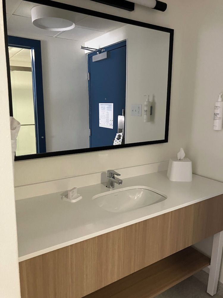 Spark by Hilton Clarks Summit Room, 1 Queen Bed, Accessible (Mobility, Roll-In Shower) 3