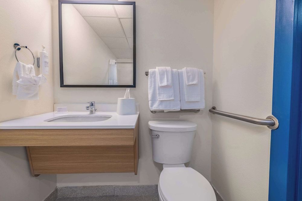 Spark by Hilton Clarks Summit Room, 1 Queen Bed, Accessible (Mobility, Roll-In Shower) 4