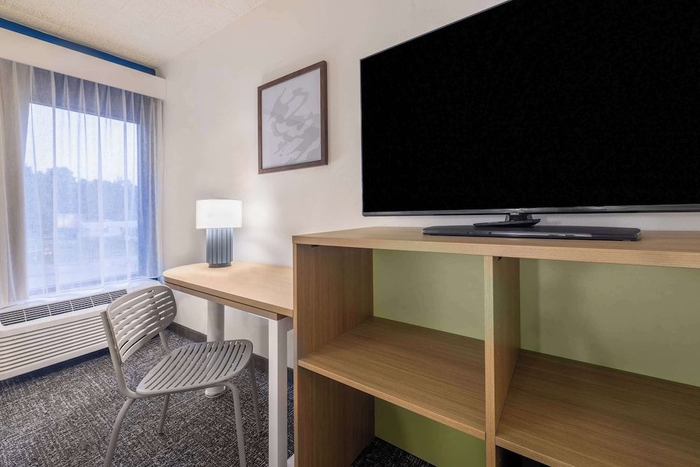 Spark by Hilton Clarks Summit Room, 1 Queen Bed, Accessible (Mobility, Roll-In Shower) 8