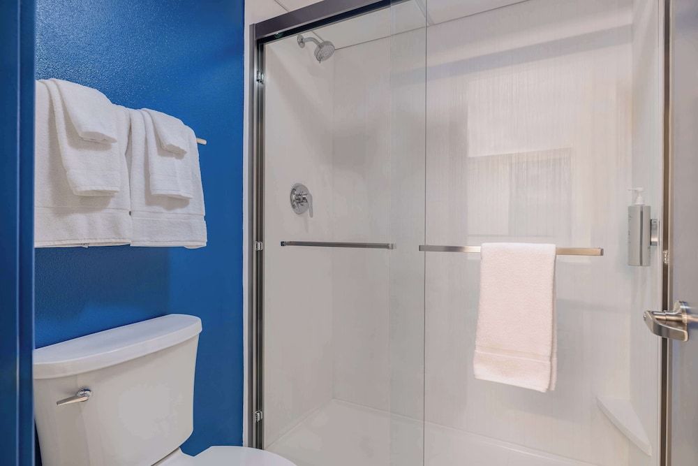 Spark by Hilton Clarks Summit Room, 1 King Bed 6