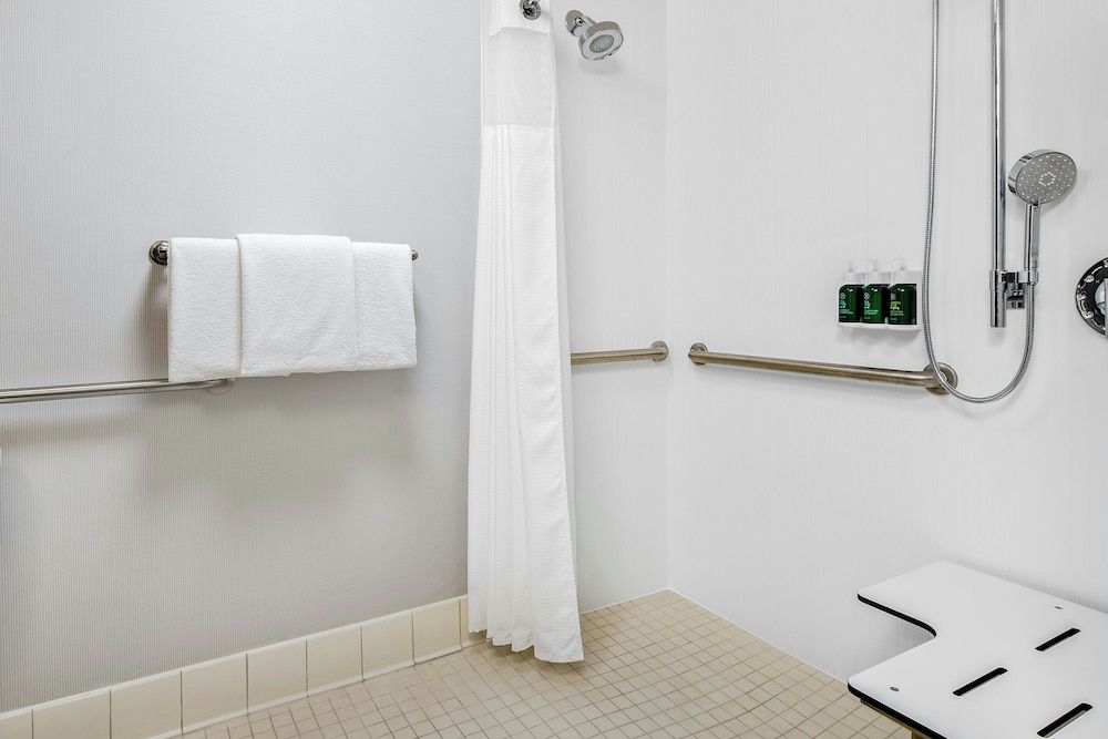 Room, 2 Queen Beds (Mobility/Hearing Access, Roll-In Shwr)