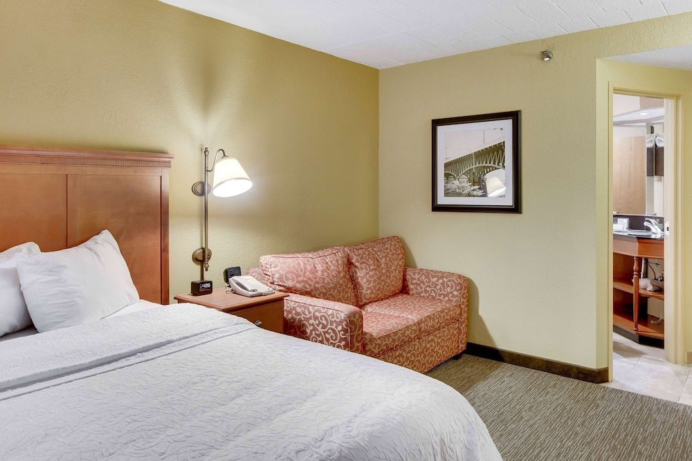 Room, 1 Queen Bed, Mobility Accessible, Non Smoking (Roll-In Shower)