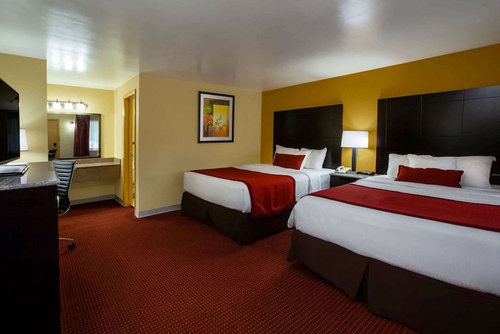 Room, 2 Queen Beds, Non Smoking, Ground Floor