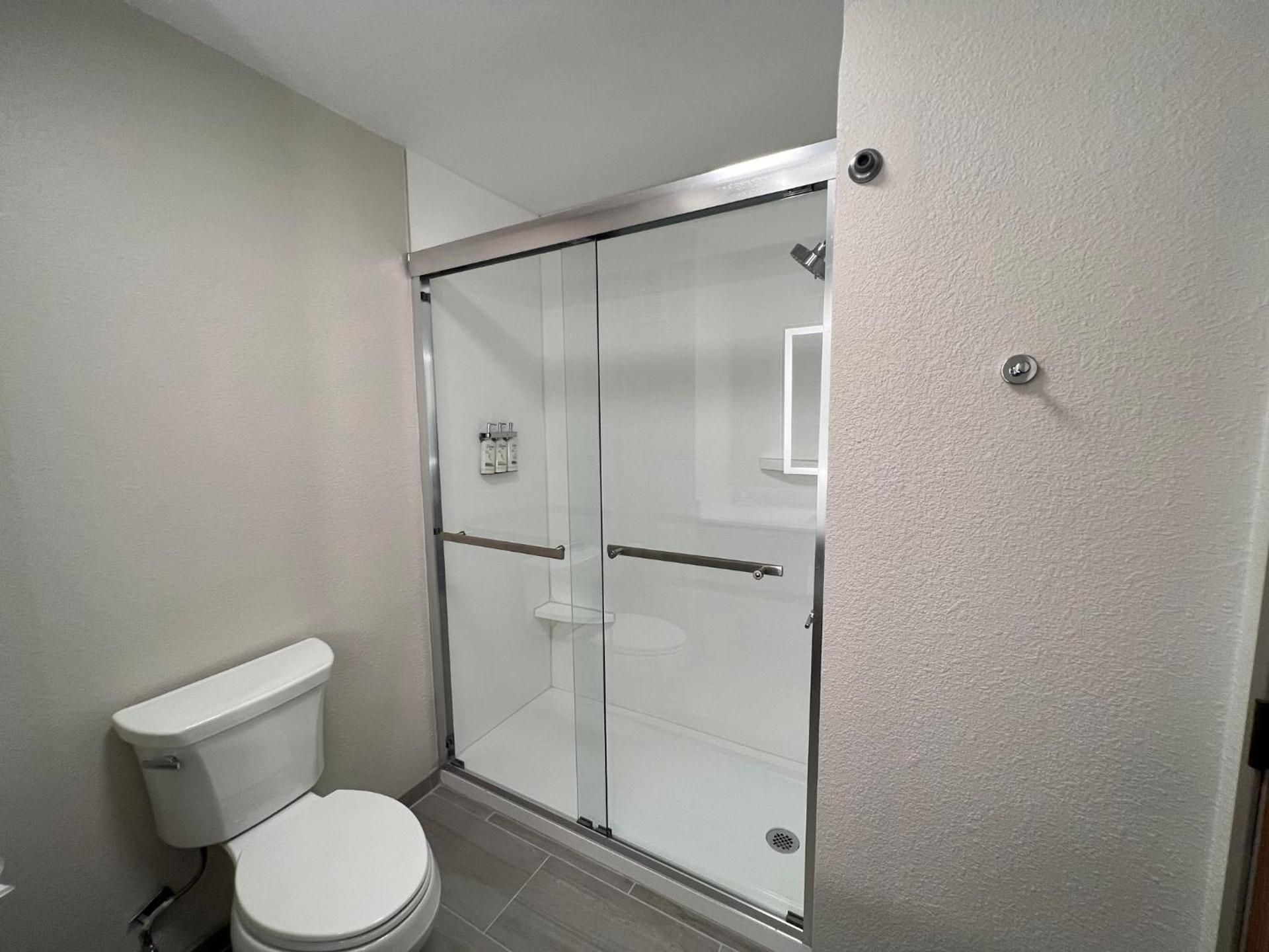 Suite 1 Bedroom Hearing Accessible Tub Non-Smoking