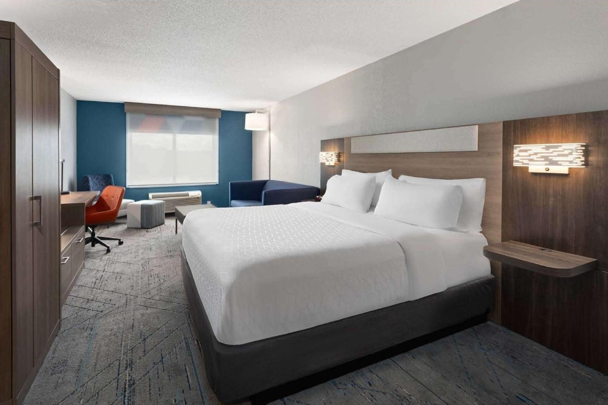 Suite 1 Bedroom Hearing Accessible Tub Non-Smoking