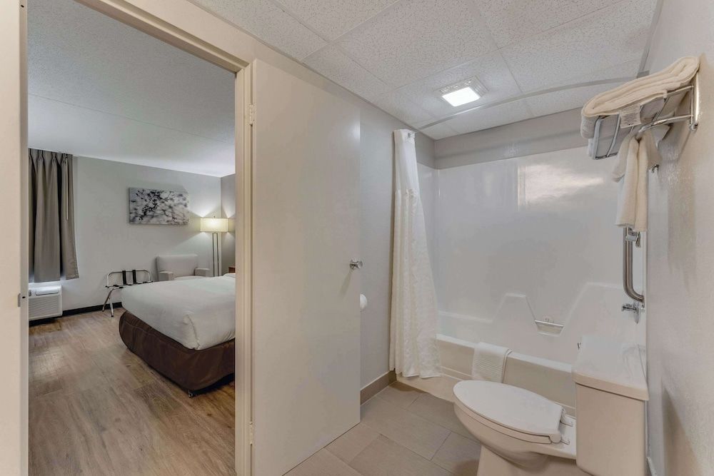 Quality Inn Suite, 1 King Bed, Non Smoking 3