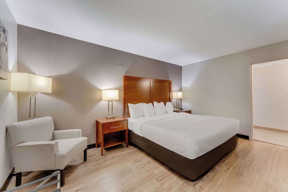 Quality Inn Suite, 1 King Bed, Non Smoking