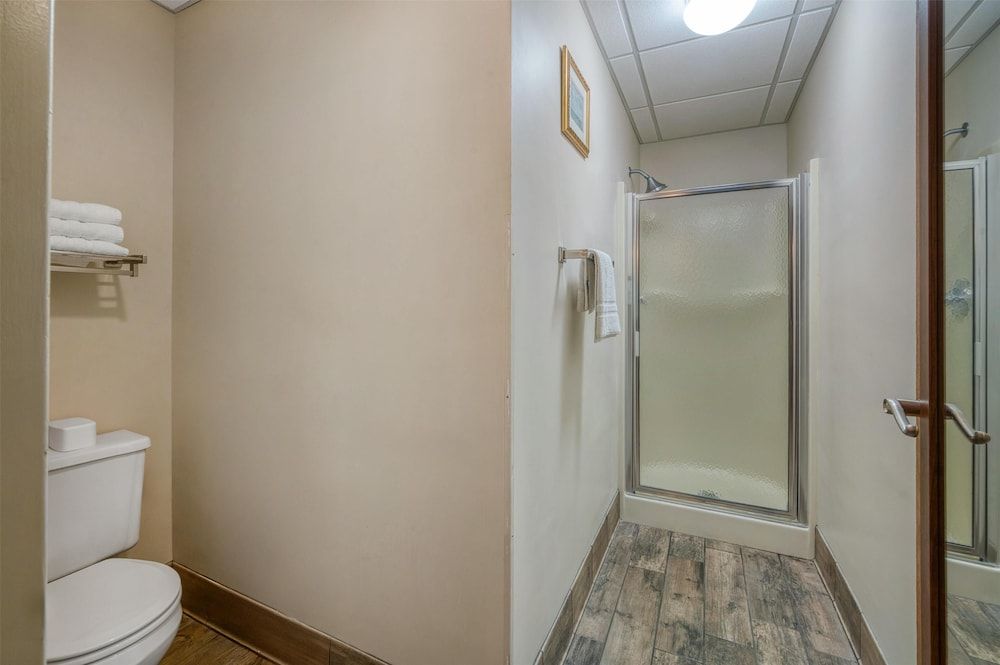 SureStay Plus Hotel by Best Western Elizabethtown Hershey Standard Room, 1 King Bed, Non Smoking, Jetted Tub (with Sofabed) 4