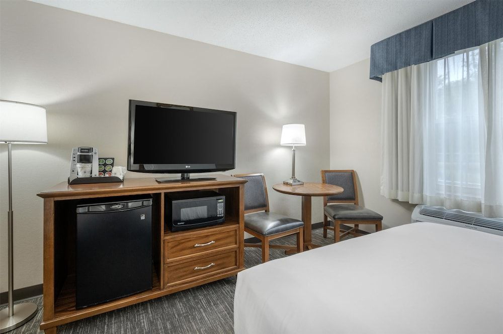 SureStay Plus Hotel by Best Western Elizabethtown Hershey Standard Room, 1 Queen Bed, Accessible, Refrigerator & Microwave 2