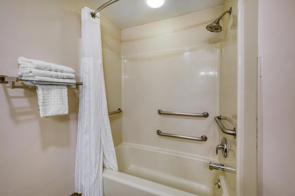 SureStay Plus Hotel by Best Western Elizabethtown Hershey Standard Room, 1 Queen Bed, Accessible, Refrigerator & Microwave 4