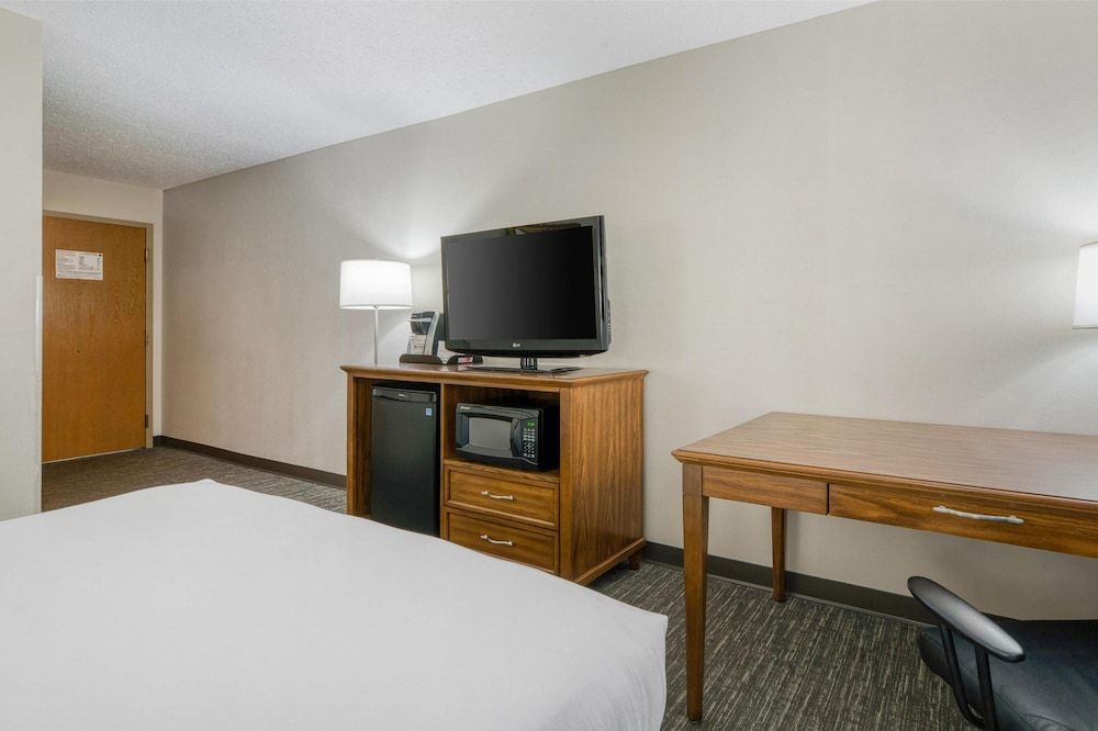 SureStay Plus Hotel by Best Western Elizabethtown Hershey Standard Room, 1 Queen Bed, Accessible, Refrigerator & Microwave