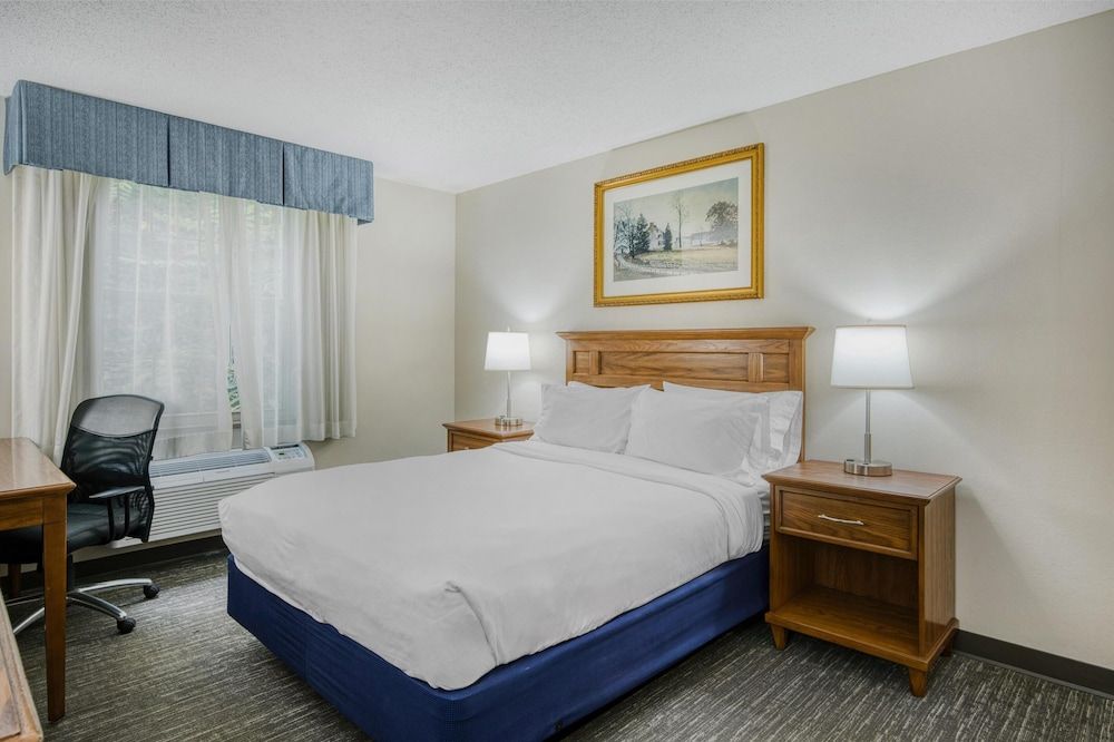SureStay Plus Hotel by Best Western Elizabethtown Hershey Standard Room, 1 Queen Bed, Accessible, Refrigerator & Microwave 3