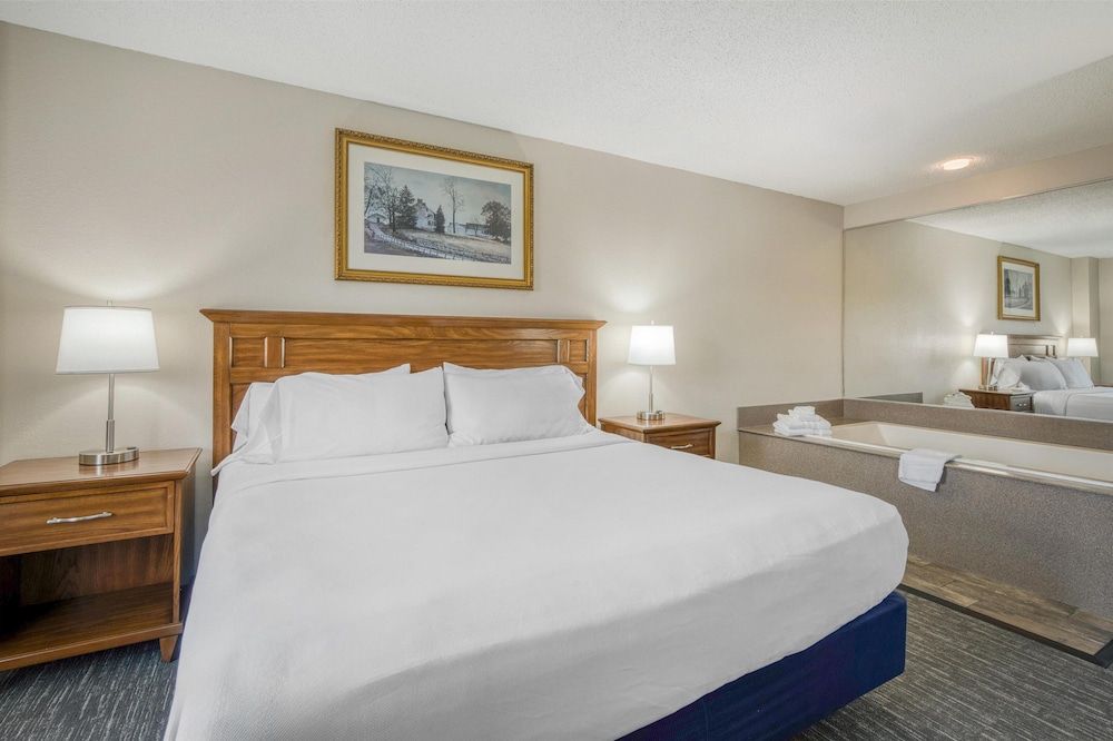 SureStay Plus Hotel by Best Western Elizabethtown Hershey Standard Room, 1 King Bed, Non Smoking, Jetted Tub (with Sofabed) 2