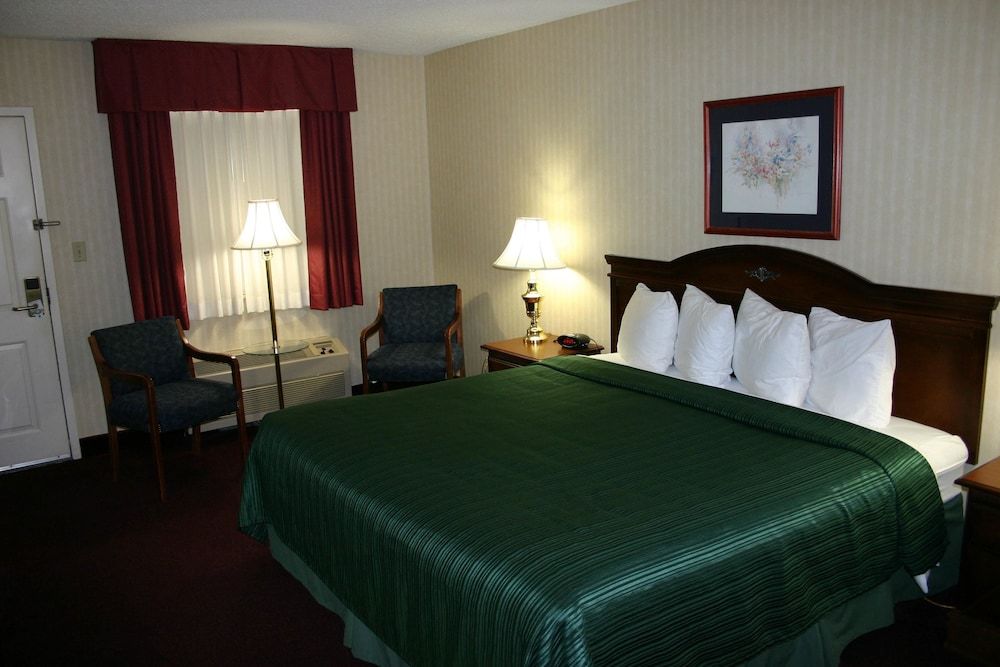 Standard Room, 1 King Bed, Non Smoking, Balcony (2nd Floor)