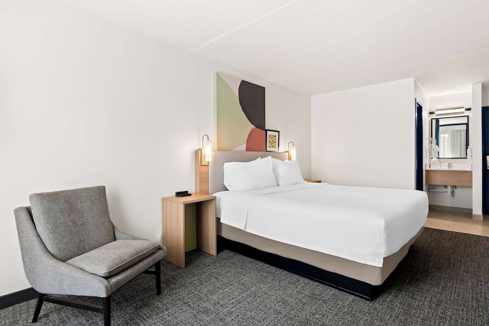 Spark by Hilton Hummelstown Hershey Room, 1 King Bed 5
