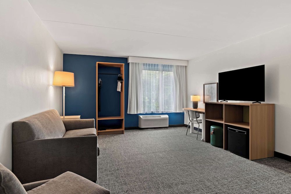 Spark by Hilton Hummelstown Hershey Suite, 1 King Bed 3