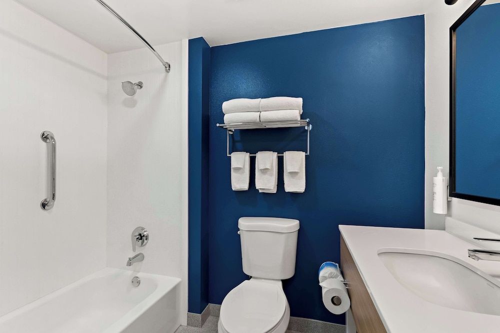 Spark by Hilton Hummelstown Hershey Suite, 1 King Bed 2