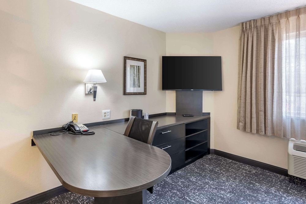 Executive Residency by Best Western Philadelphia-Willow Grove Standard Room, 1 Queen Bed, Non Smoking, Kitchen 5