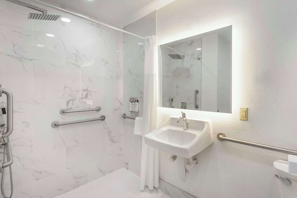 Executive Residency by Best Western Philadelphia-Willow Grove Standard Room, 1 Queen Bed, Accessible, Kitchen 2