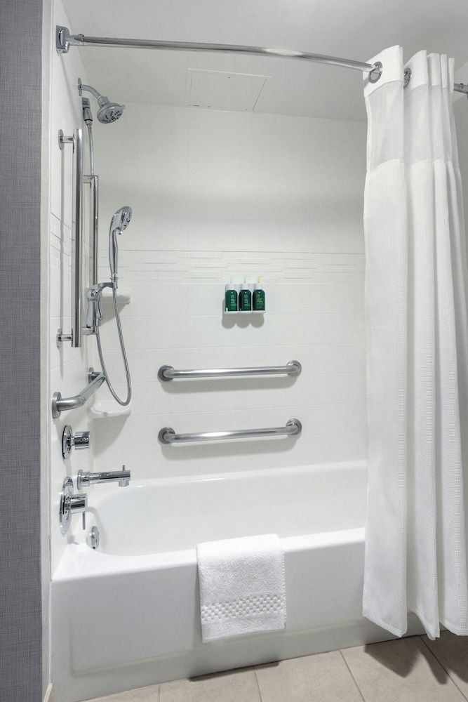Studio, 1 Queen Bed with Sofa bed (Mobility/Hearing Accessible, Tub)