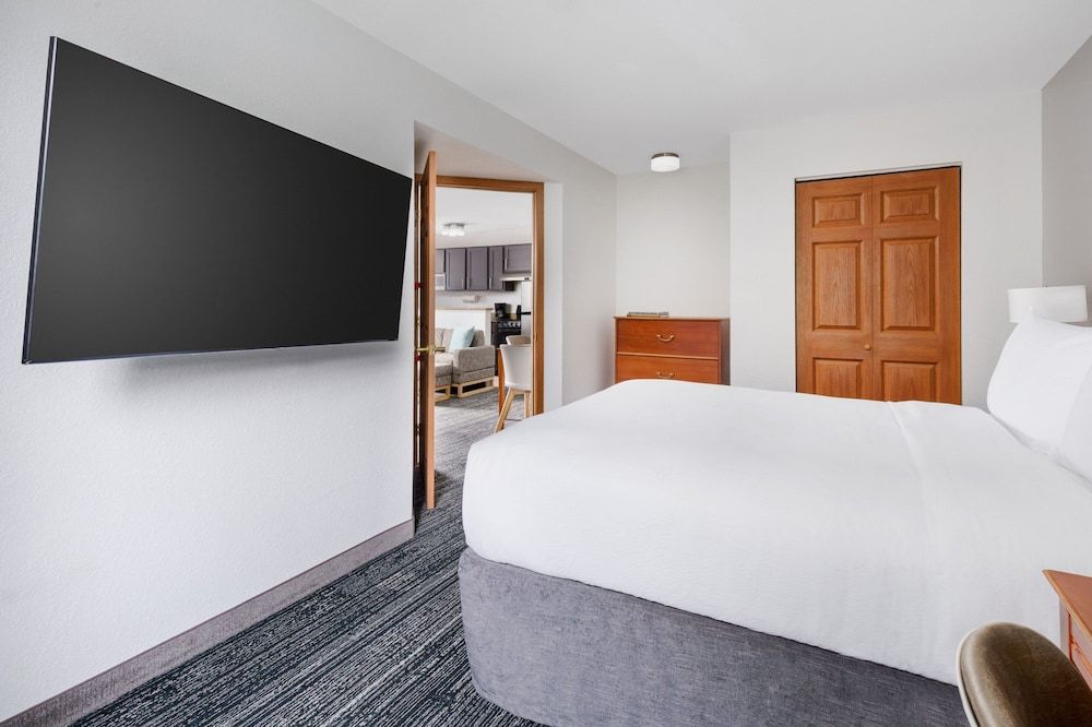 Suite, 2 Bedrooms, Non Smoking (Mobility Accessible, Roll-In Shower)