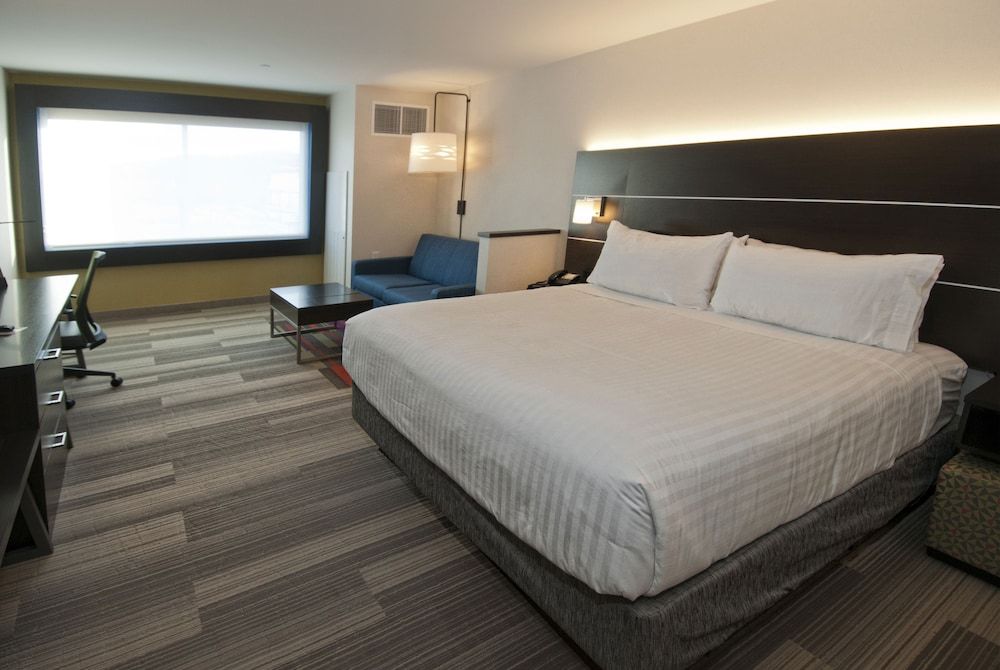 Suite, 1 King Bed, Accessible (Mobil Access Tub)