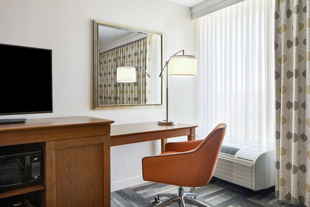 Hampton Inn Philadelphia King of Prussia (Valley Forge) Room, 1 King Bed, Accessible, Bathtub 5