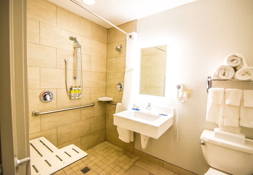 Standard Room, 2 Queen Beds, Accessible (Accessible Tub)