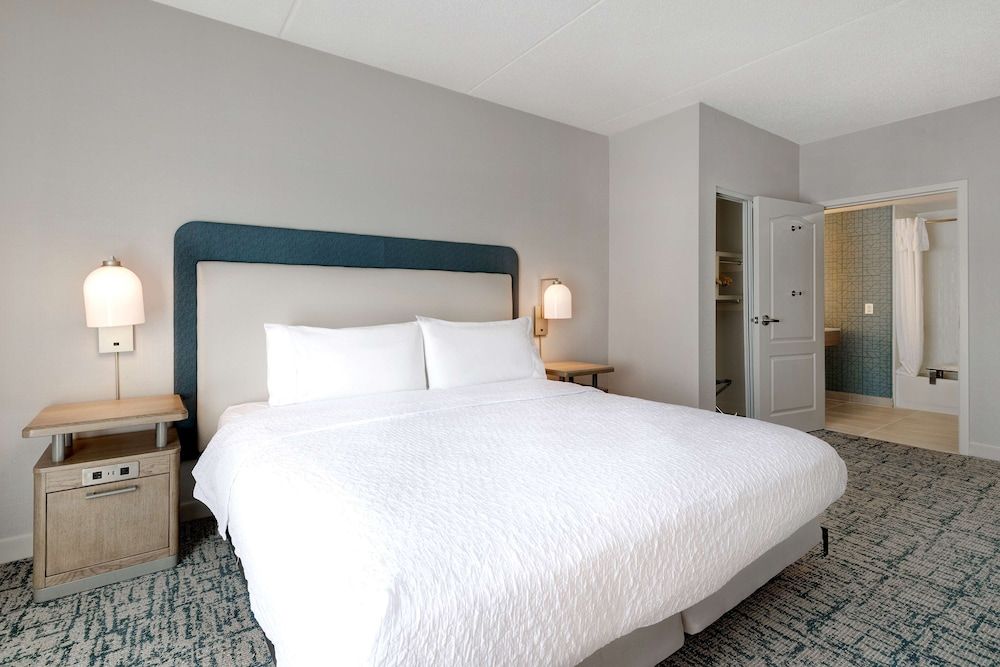 Suite, 1 King Bed, Accessible, Non Smoking (Mobility & Hearing, Roll-in Shower)