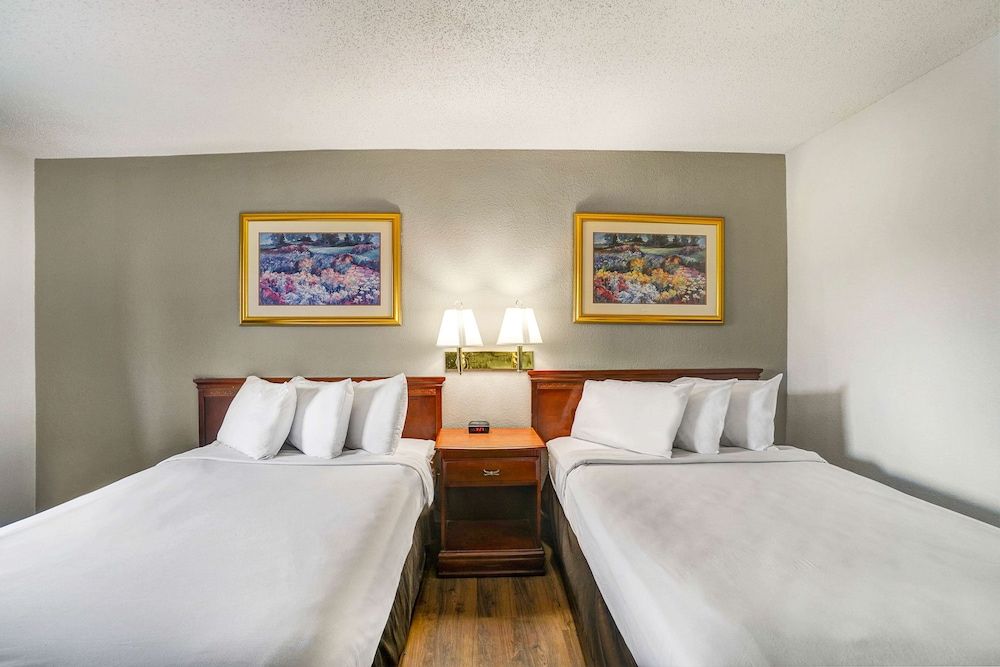 Motel 6 Lester, PA - Philadelphia Airport Deluxe Room, 2 Double Beds, Non Smoking, Refrigerator & Microwave