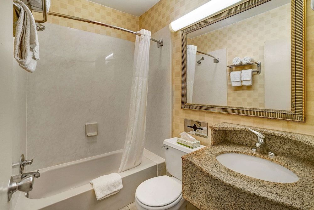 Motel 6 Lester, PA - Philadelphia Airport Standard Room, 1 King Bed, Non Smoking 4