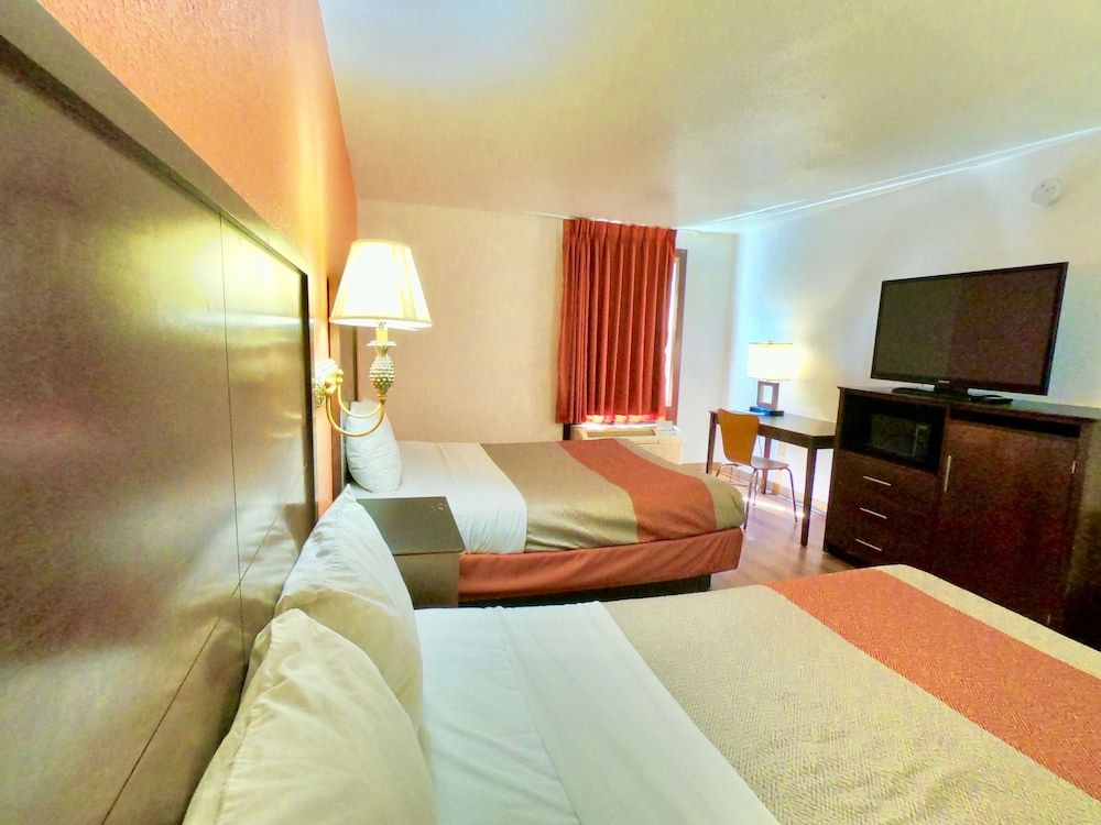 Motel 6 Levittown, PA - Bensalem Deluxe Room, 2 Queen Beds, Non Smoking, Refrigerator & Microwave 3