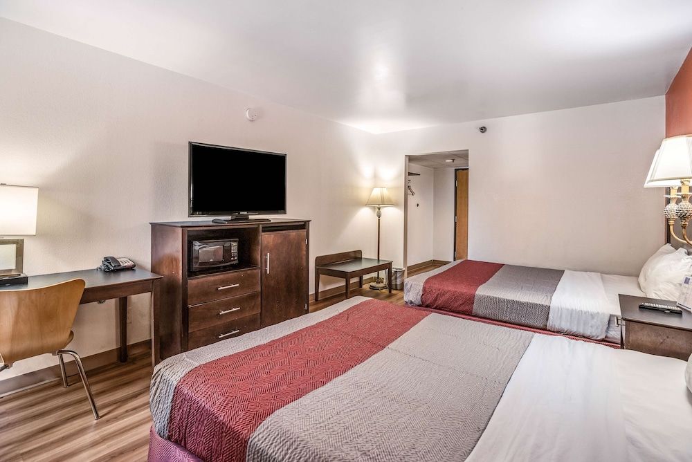 Motel 6 Levittown, PA - Bensalem Deluxe Room, 2 Queen Beds, Non Smoking, Refrigerator & Microwave 6