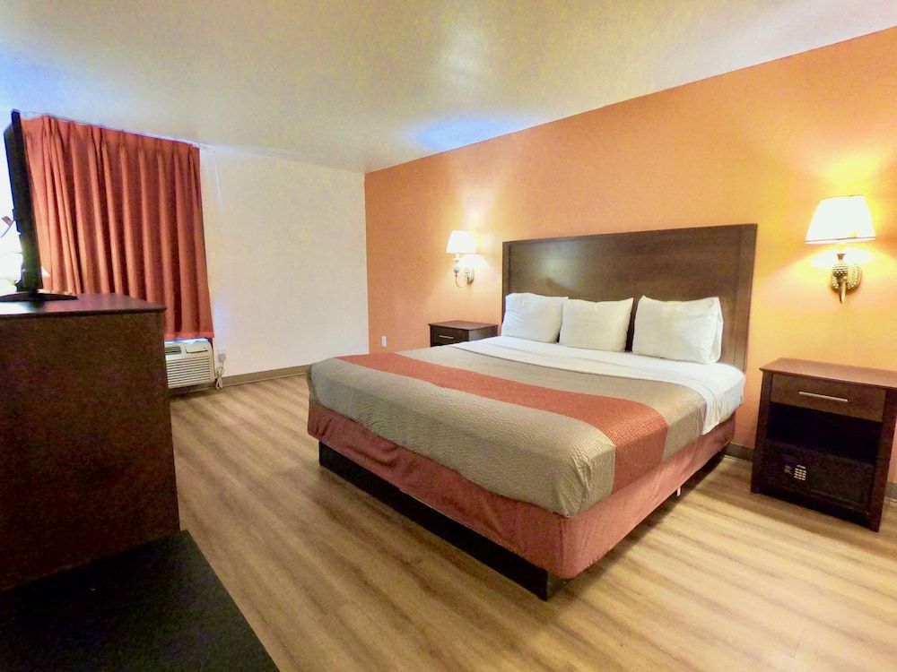 Motel 6 Levittown, PA - Bensalem Deluxe Room, 1 King Bed, Non Smoking, Refrigerator & Microwave 4