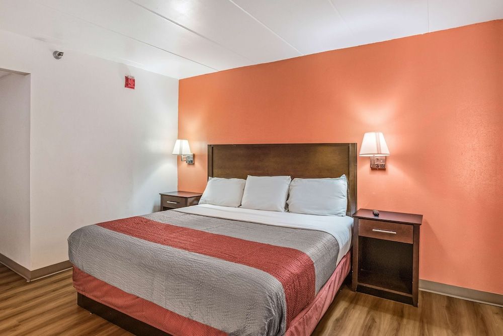 Motel 6 Levittown, PA - Bensalem Deluxe Suite, 1 King Bed, Accessible, Non Smoking 7