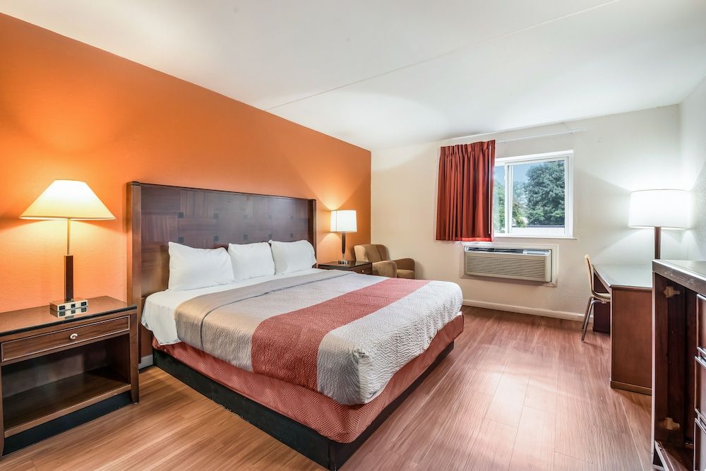 Motel 6 Levittown, PA - Bensalem Deluxe Suite, 1 King Bed, Accessible, Non Smoking 3