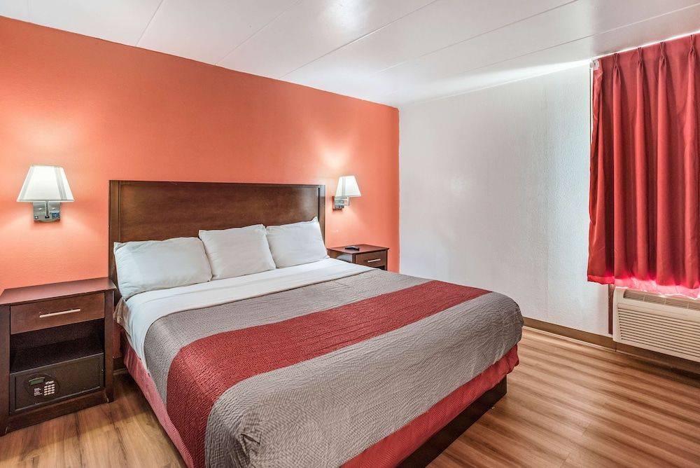 Motel 6 Levittown, PA - Bensalem Deluxe Suite, 1 King Bed, Accessible, Non Smoking 6