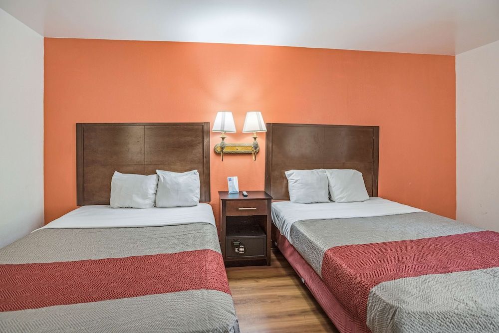 Motel 6 Levittown, PA - Bensalem Deluxe Room, 2 Queen Beds, Non Smoking, Refrigerator & Microwave 7
